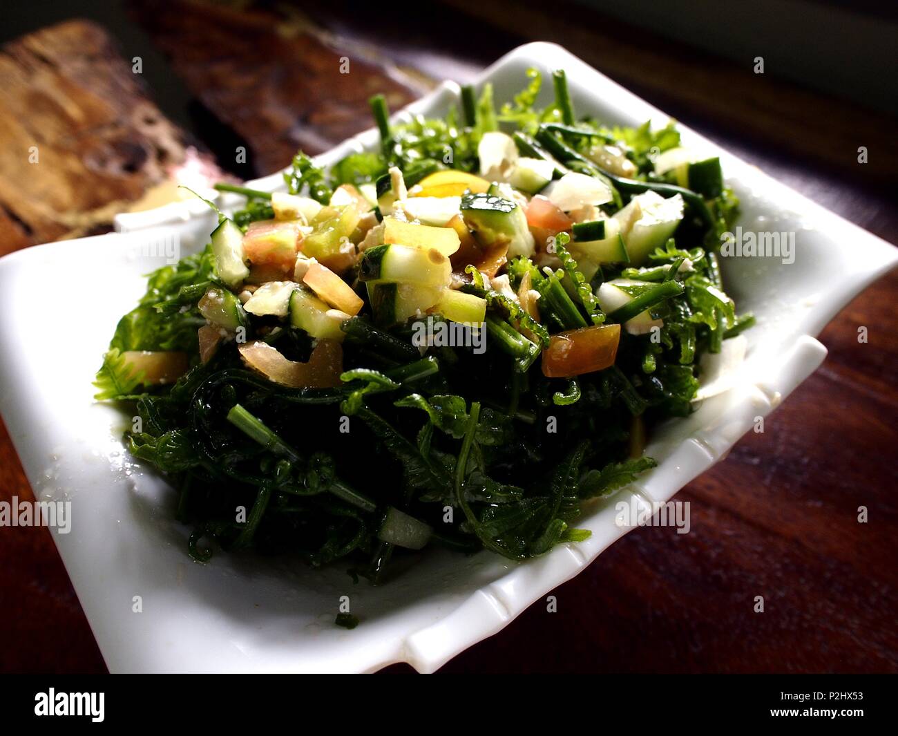 Foto von der Platte des Pako Salat oder Fiddlehead Farn Salat  Stockfotografie - Alamy