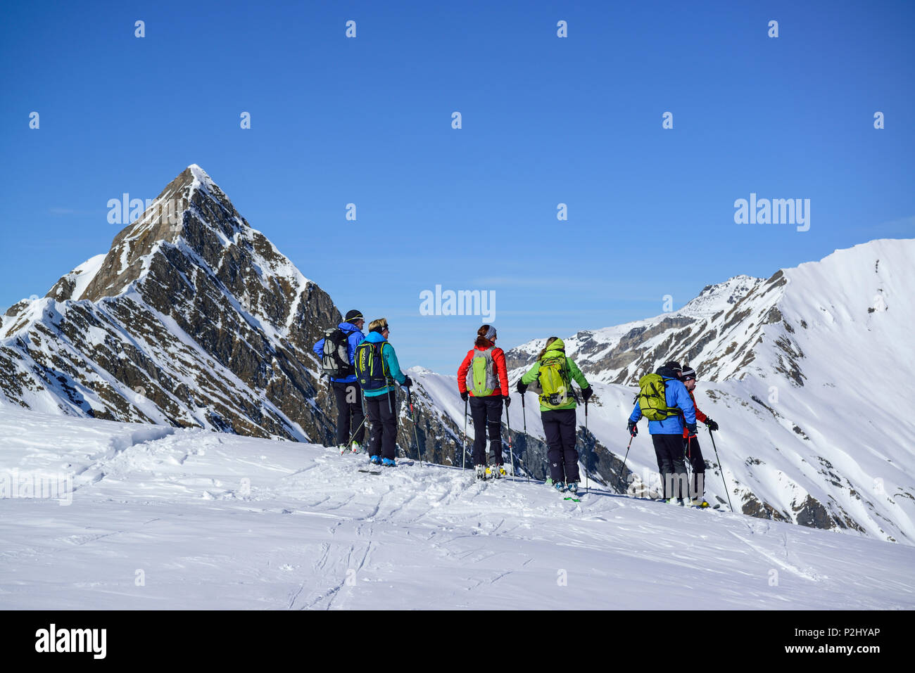Mehrere Personen zurück - Langlauf Richtung mountain Panorama suchen, Hornspitze im Hintergrund, Frauenwand, Tal von Schmirn, Stockfoto