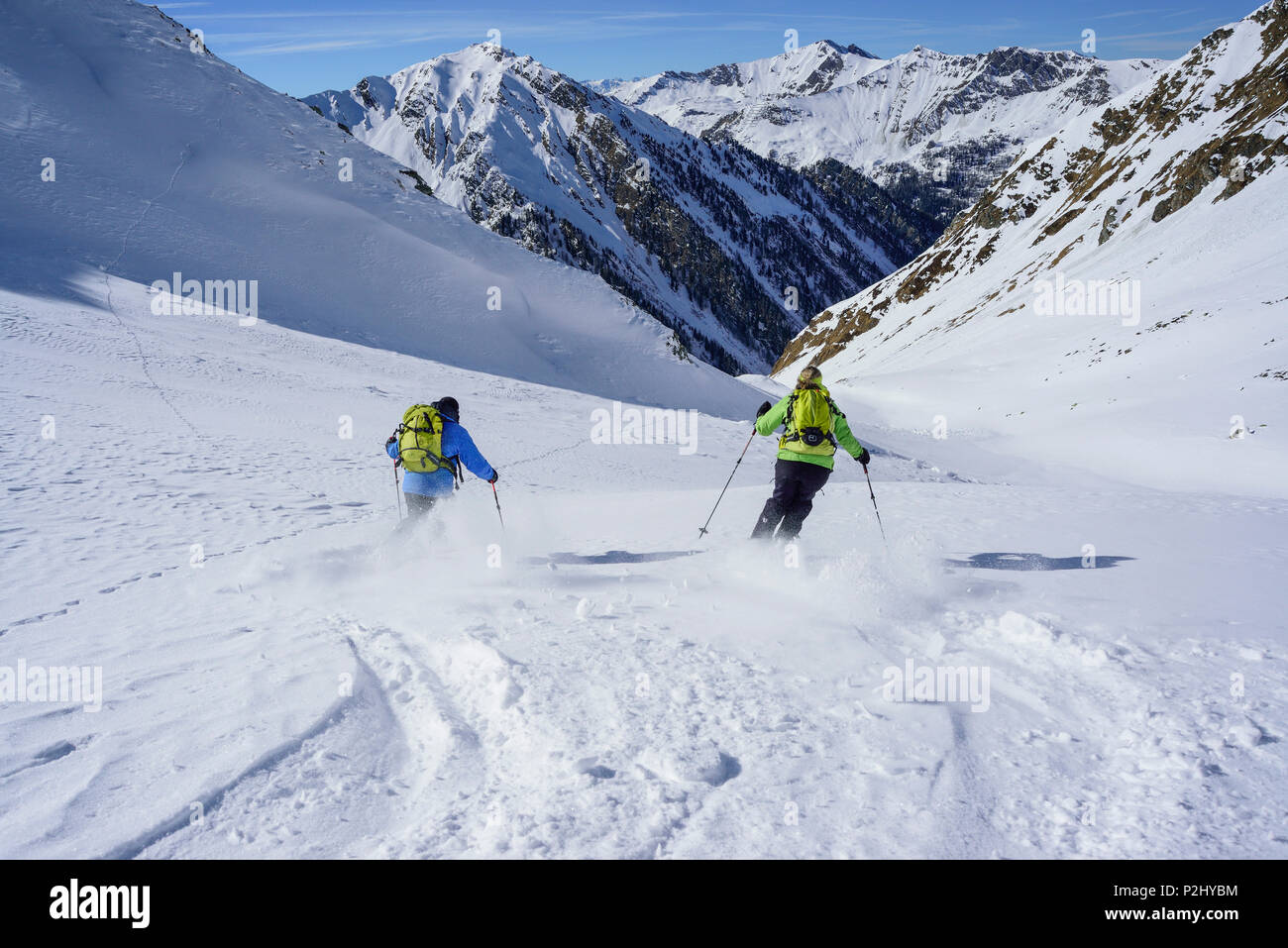 Zwei Personen zurück - Langlauf Abfahrt von Frauenwand, Frauenwand, Tal von Schmirn, Zillertaler Alpen, Tirol, Österreich Stockfoto