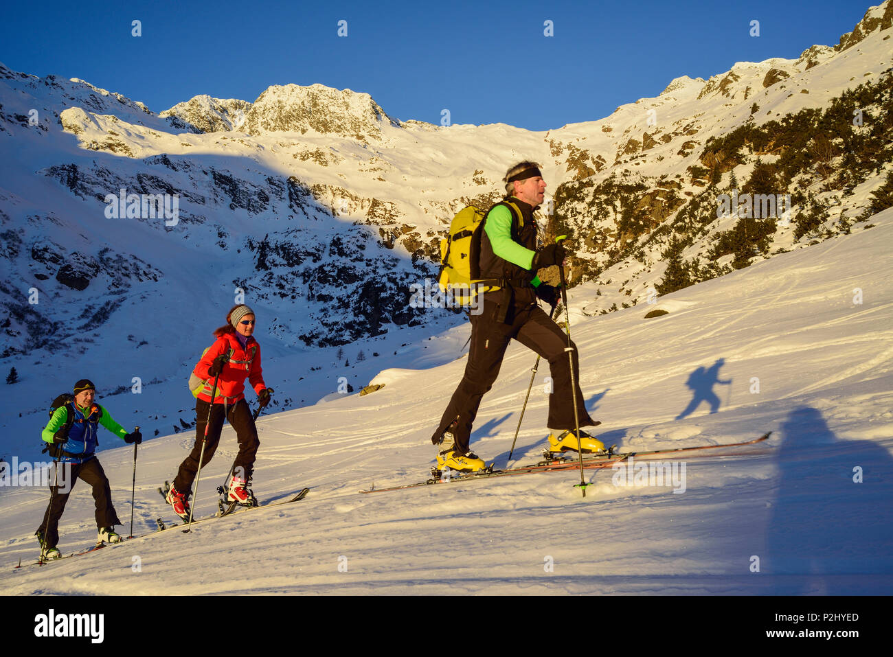 Drei Personen zurück - Langlauf aufsteigender Richtung Schneespitze, Schneespitze, Tal der Pflersch, Stubaier Alpen, Südtirol, Es Stockfoto