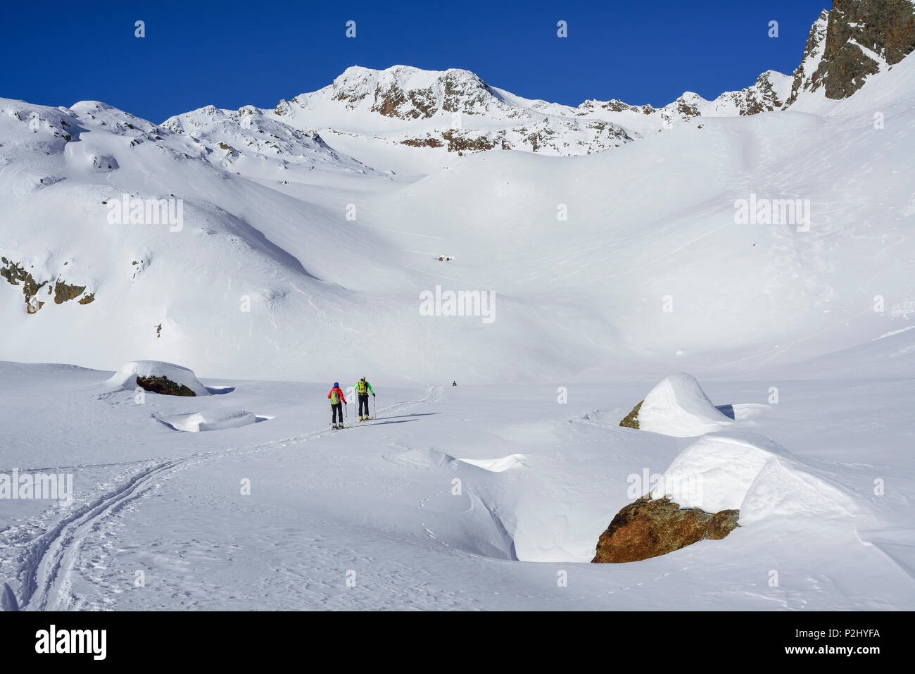Zwei Personen zurück - Langlauf aufsteigender Richtung Schneespitze, Schneespitze, Tal der Pflersch, Stubaier Alpen, Südtirol, Ital Stockfoto