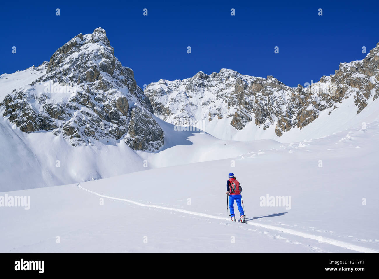 Frau back-country skiing aufsteigend zu Col Sautron, Monte Sautron im Hintergrund, Col Sautron, Valle Maira, Cottischen Alpen, Torte Stockfoto