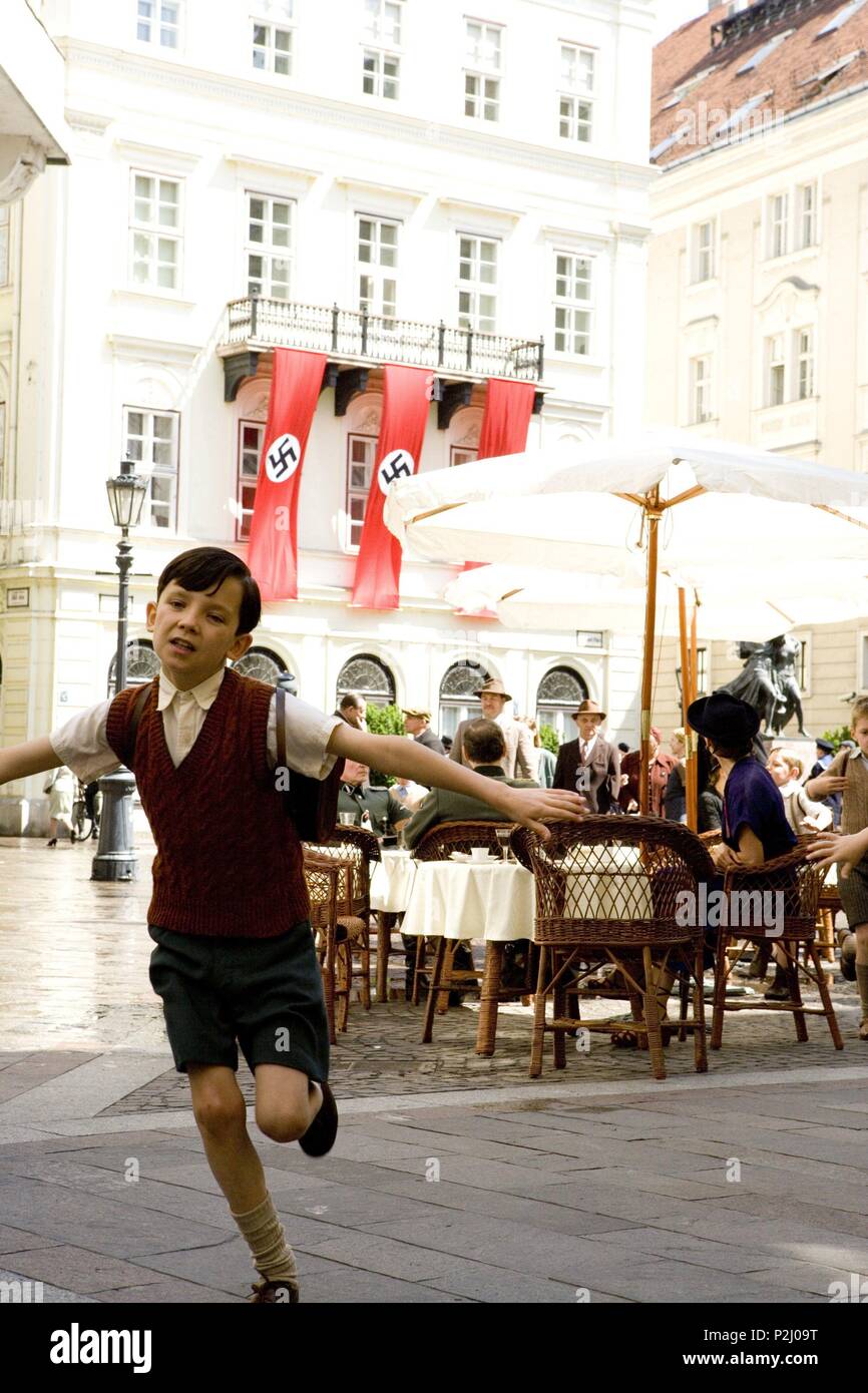 Original Film Titel: DER JUNGE IM gestreiften Pyjama. Englischer Titel: DER JUNGE IM gestreiften Pyjama. Regisseur: Mark Herman. Jahr: 2008. Stars: ASA BUTTERFIELD. Copyright: nur redaktionell Innen verwenden. Dies ist eine öffentlich verteilten Handzettel. Zugriffsrechte nur, keine Lizenz des Urheberrechts zur Verfügung gestellt. Vorgeschriebene Genehmigung zu Visual Symbol (www.visual-icon.com) Für die Reproduktion des Bildes erforderlich ist. Quelle: BBC Films/HEYDAY FILMS/Miramax Films/DAVID, LUKACS/Album Stockfoto