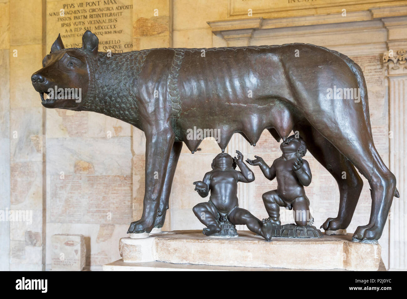 Rom, Italien. Die Kapitolinischen Museum. Halle des She-Wolf. Die Wölfin säugt Romulus und Remus. Der Wolf Statue hat traditionell datiert worden zu Stockfoto
