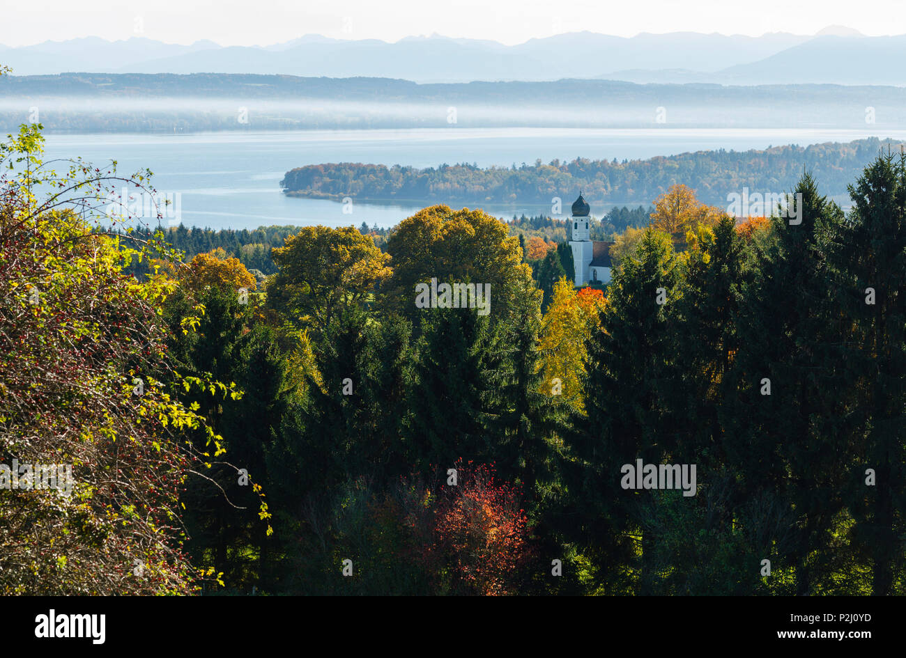 Blick von Ilkahoehe über den Starnberger See zu den Alpen, Herbst, Kapelle mit Zwiebelturm, in der Nähe von Tutzing, Starnberger See fünf Stockfoto