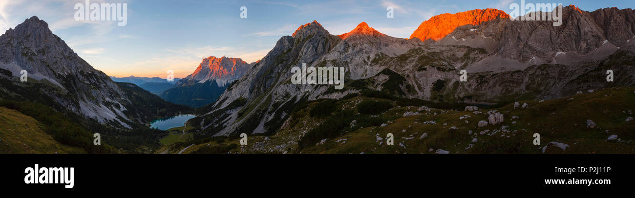 See Seebensee, Wettersteingebirge mit Zugspitze und Mieminger Berge bei Sonnenuntergang, Alpenglühen, von der Coburger Berg hu Stockfoto