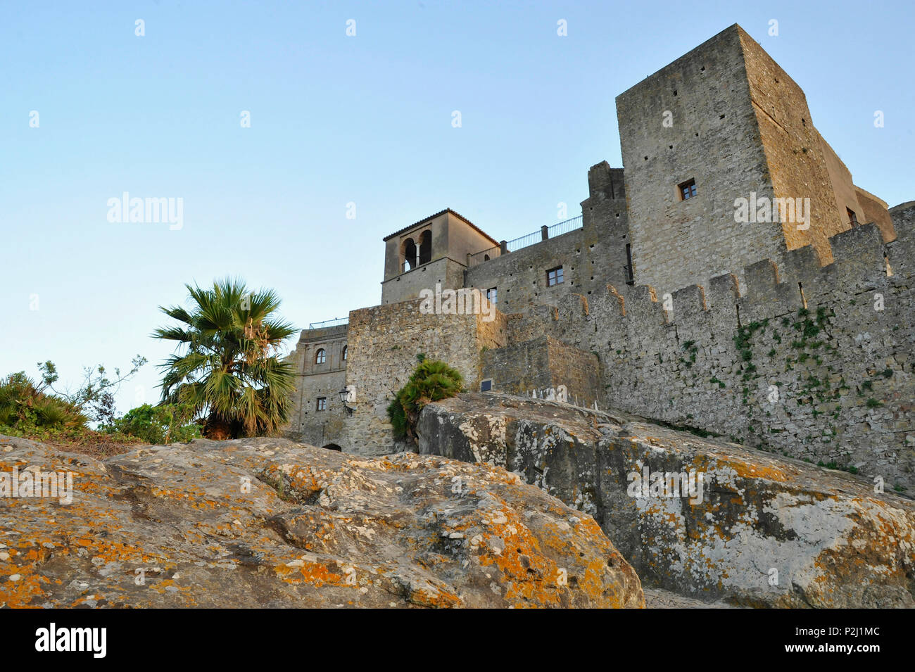 Alte maurische Festung und die Altstadt auf einem Berg, castellar de la Frontera, Andalusien, Spanien Stockfoto