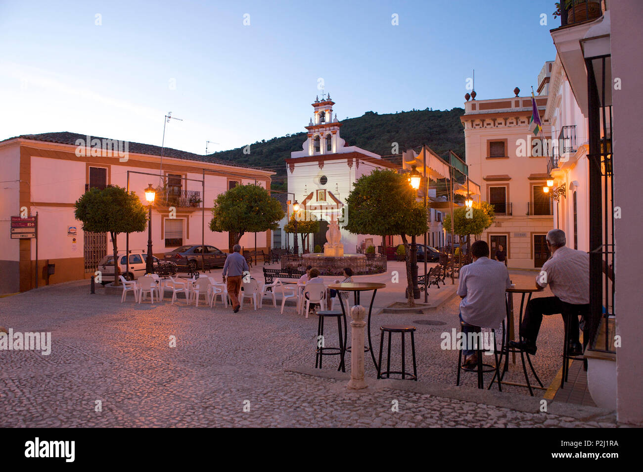 Abendstimmung mit bar Tische auf dem Platz an Almonaster La Real, Sierra de Aracena, Huelva, Andalusien, Spanien Stockfoto