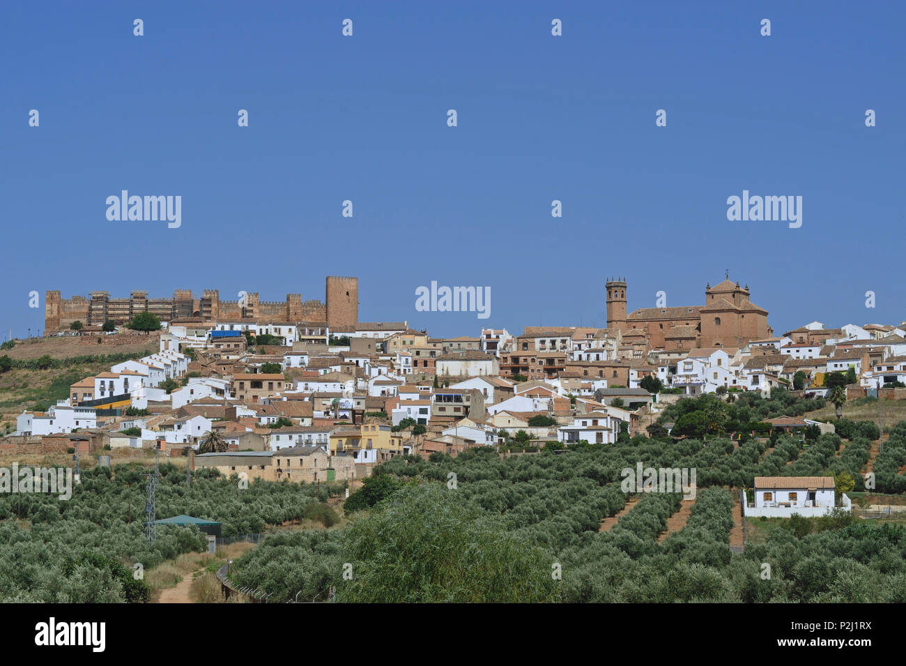Banos de la Encina, die Stadt und die maurische Festung auf einem Hügel, Andalusien, Spanien Stockfoto