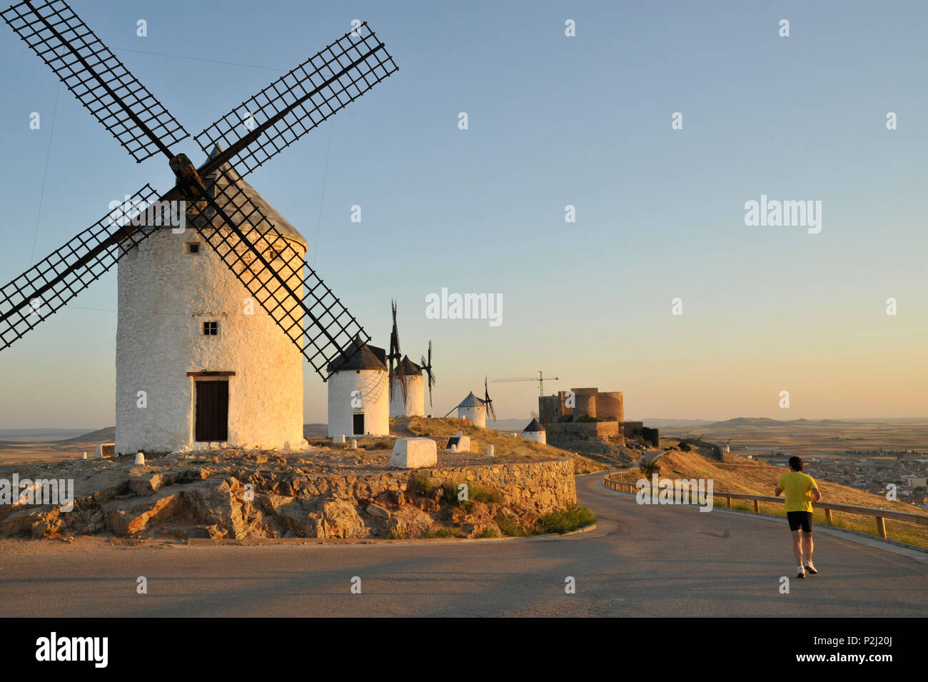 Jogger in den frühen Morgen in der Nähe der Consuegra Windmühlen, Provinz Toledo, Kastilien, Spanien Stockfoto