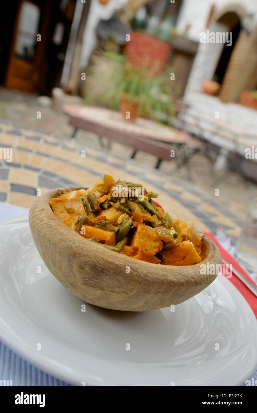 Gemüsesuppe in einem Restaurant in Algatocin, Serrania de Ronda, Andalusien, Spanien Stockfoto