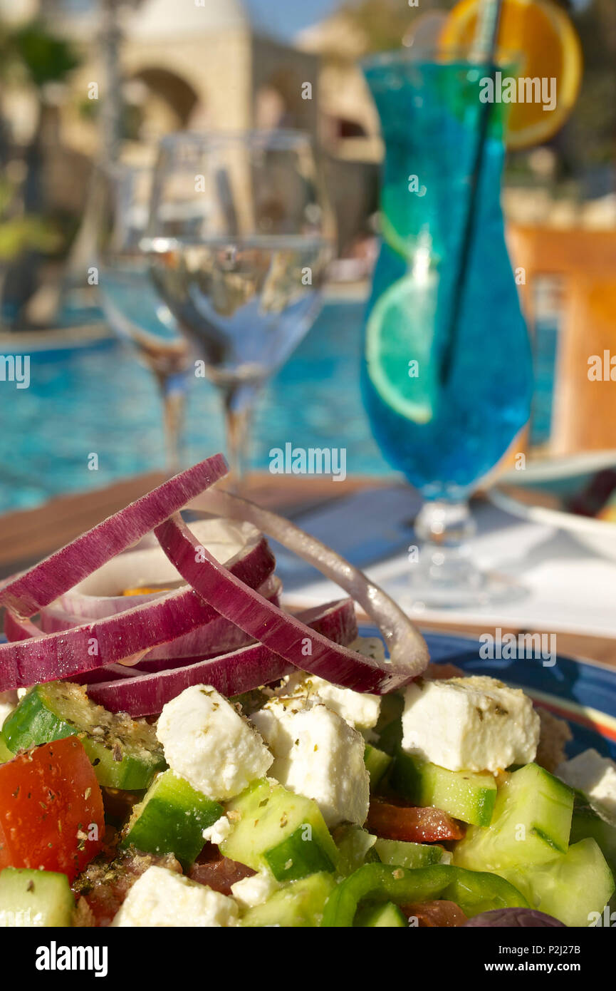 Griechischer Salat an der Pool Bar im Le Meridien Hotel, Limassol, Limassol, Zypern Stockfoto