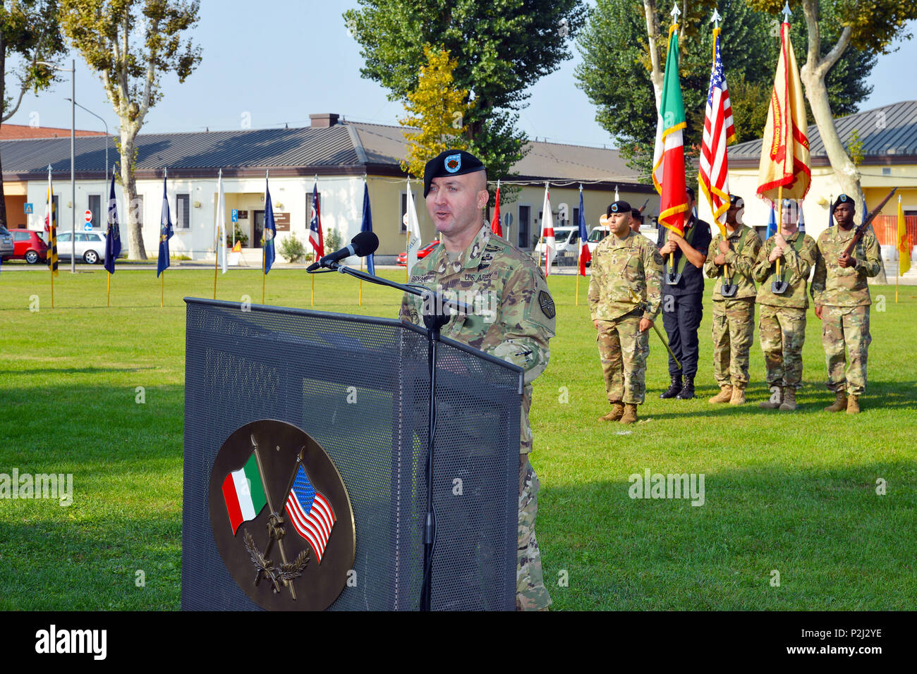 Command Sgt. Maj. Mason L. Bryant, eingehende U.S. Army Garrison Italien Command Sergeant Major, Adressen das Publikum während der Änderung der Verantwortung Zeremonie an Caserma Ederle, Vicenza, Italien, Sept. 28, 2016. (U.S. Armee Foto von visuellen Informationen Spezialist Davide Dalla Massara/freigegeben) Stockfoto