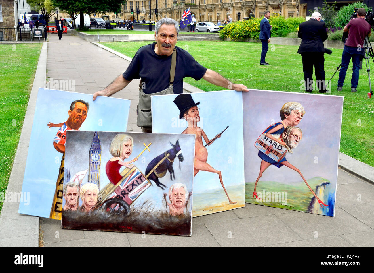 Kaya Mar-politischen Karikaturisten - mit vier seiner Brexit Gemälde in Westminster - Theresa May, Liam Fox, Boris Johnson, David Davis, Jacob Rees-Mog Stockfoto Kaya Mar-politischen Karikaturisten - mit vier seiner Brexit Gemälde in Westminster - Theresa May, Liam Fox, Boris Johnson, David Davis, Jacob Rees-Mog Stockfoto