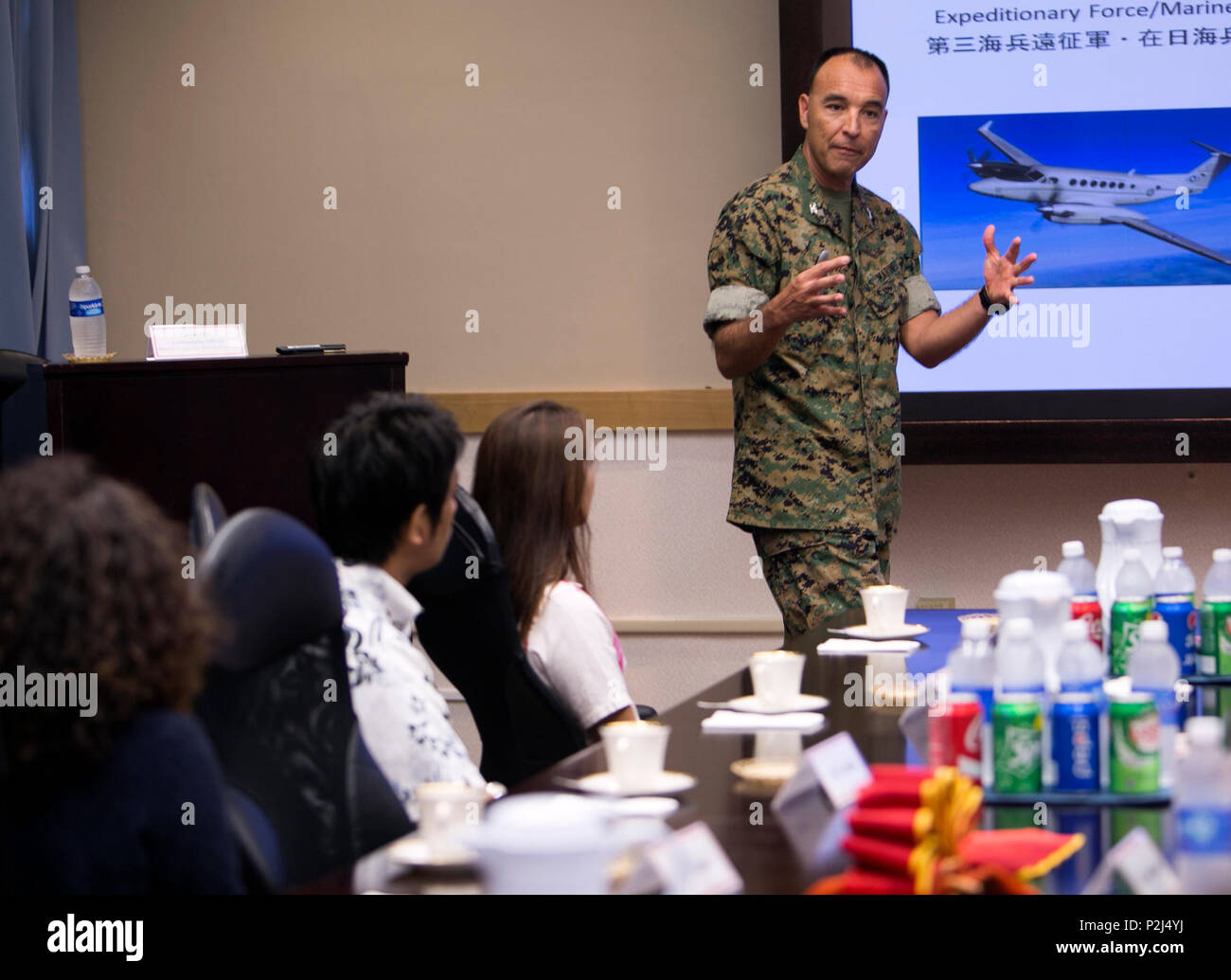 Us Marine Corps Oberst Peter Lee erklärt, der Einsatz von Flugzeugen auf Okinawa zu den Okinawa Junior Chamber International während einer kurzen Sept. 29, 2016 Auf der Marine Corps Air Station Futenma, Okinawa, Japan. Okinawa JCI besucht MCAS Futenma über die Rollen und Funktionen des US-Militärs in der asiatisch-pazifischen Region zu erfahren. Okinawa JCI ist auf den drei Grundsätzen der Disziplin, der Service und die Gemeinschaft mit dem Ziel der Schaffung einer besseren Zukunft. Die Mitglieder sponsor freiwillige Tätigkeiten und Arbeiten Sie aktiv an gesellschaftlichen Themen auf Okinawa zu lösen. Lee ist der kommandierende Offizier der WAB Futenma. (U. Stockfoto