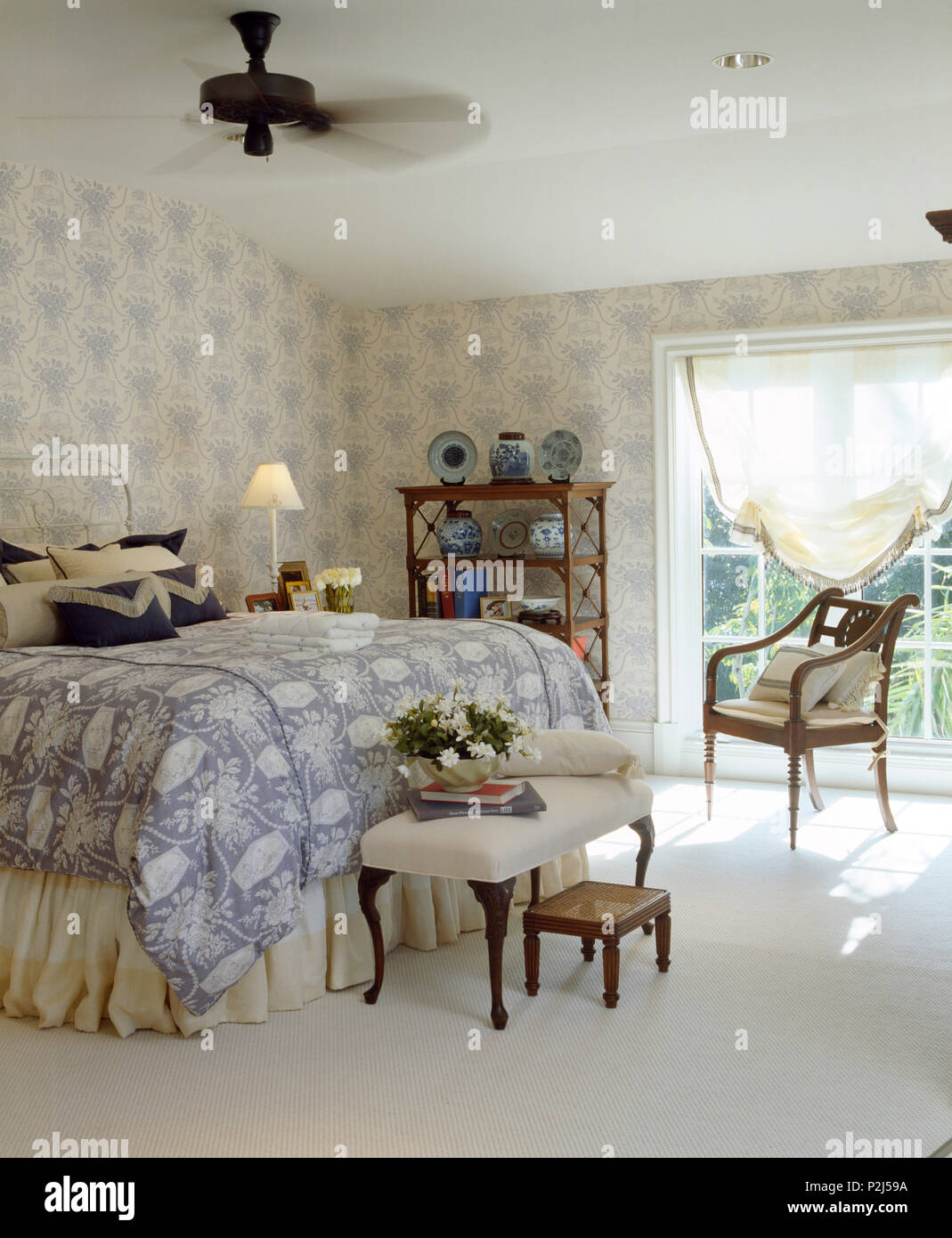 Elektrische Decken Ventilator über dem Bett mit Blau + Weiß - Abdeckung in  hellen und geräumigen Schlafzimmer mit Blau + weiß tapeten Stockfotografie  - Alamy