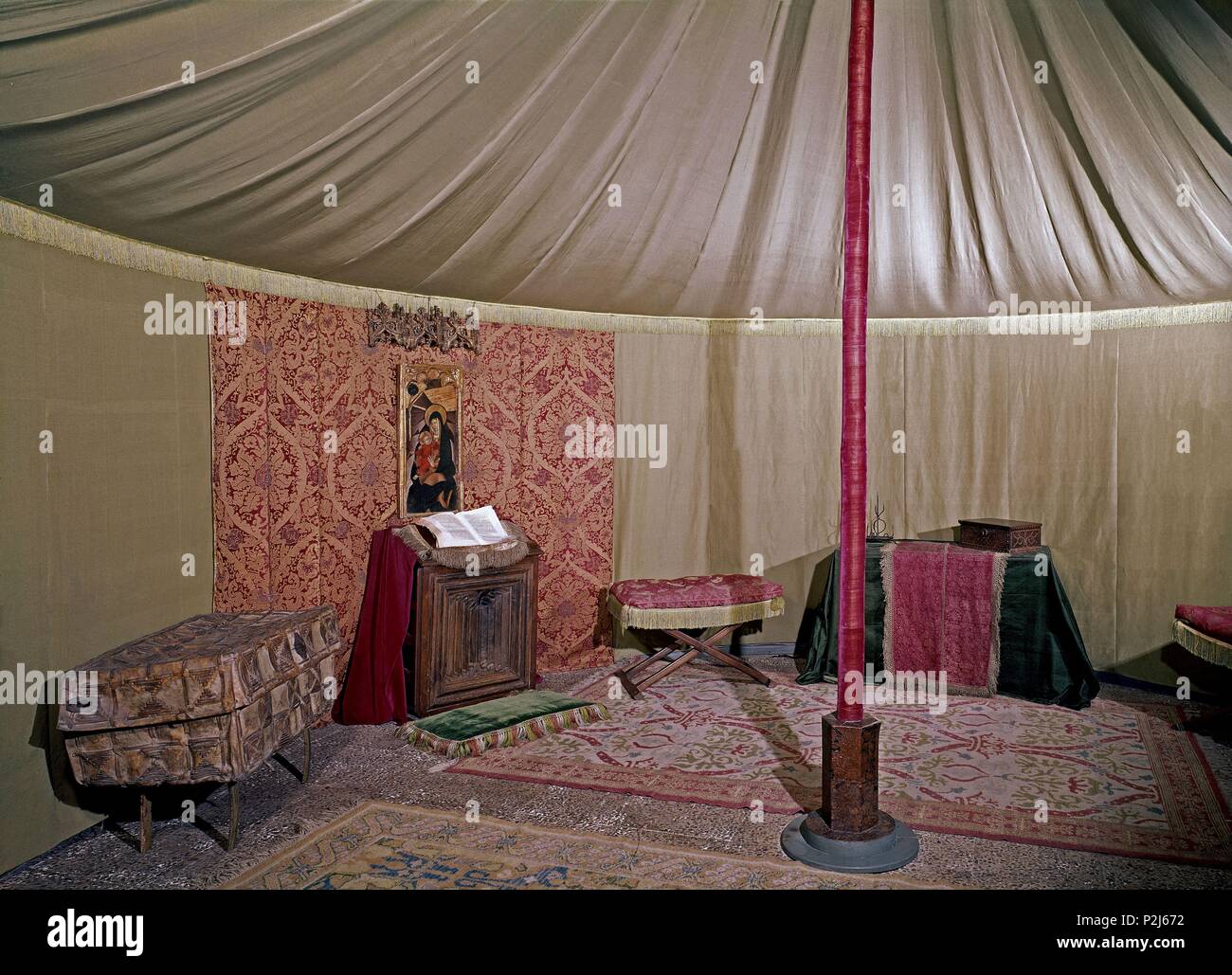 Interieur DE LA TIENDA DE CAMPAÑA DE LOS REYES CATOLICOS DURANTE LA TOMA DE GRANADA - SIGLO XV. Lage: das Museo DE AMERICA - COLECCION, MADRID, SPANIEN. Stockfoto