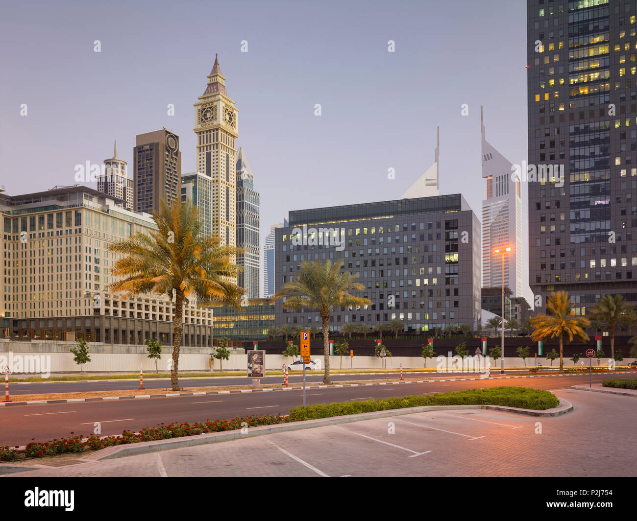 Al Sa'ada Street und Emirates Towers, Dubai, Vereinigten Arabischen Emirate, VAE Stockfoto