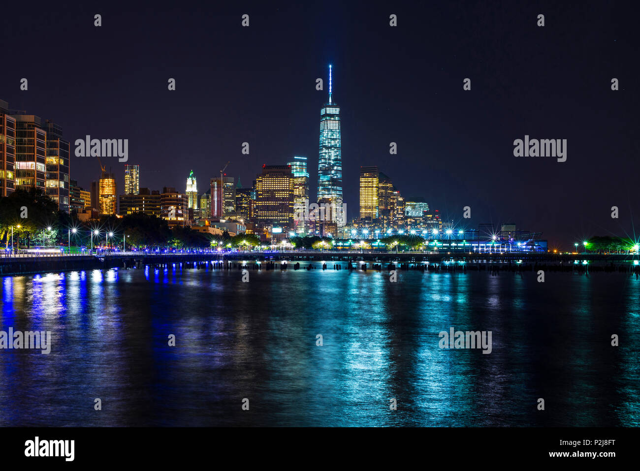 Skyline von Downtown Manhattan bei Nacht, Manhattan, New York, USA Stockfoto