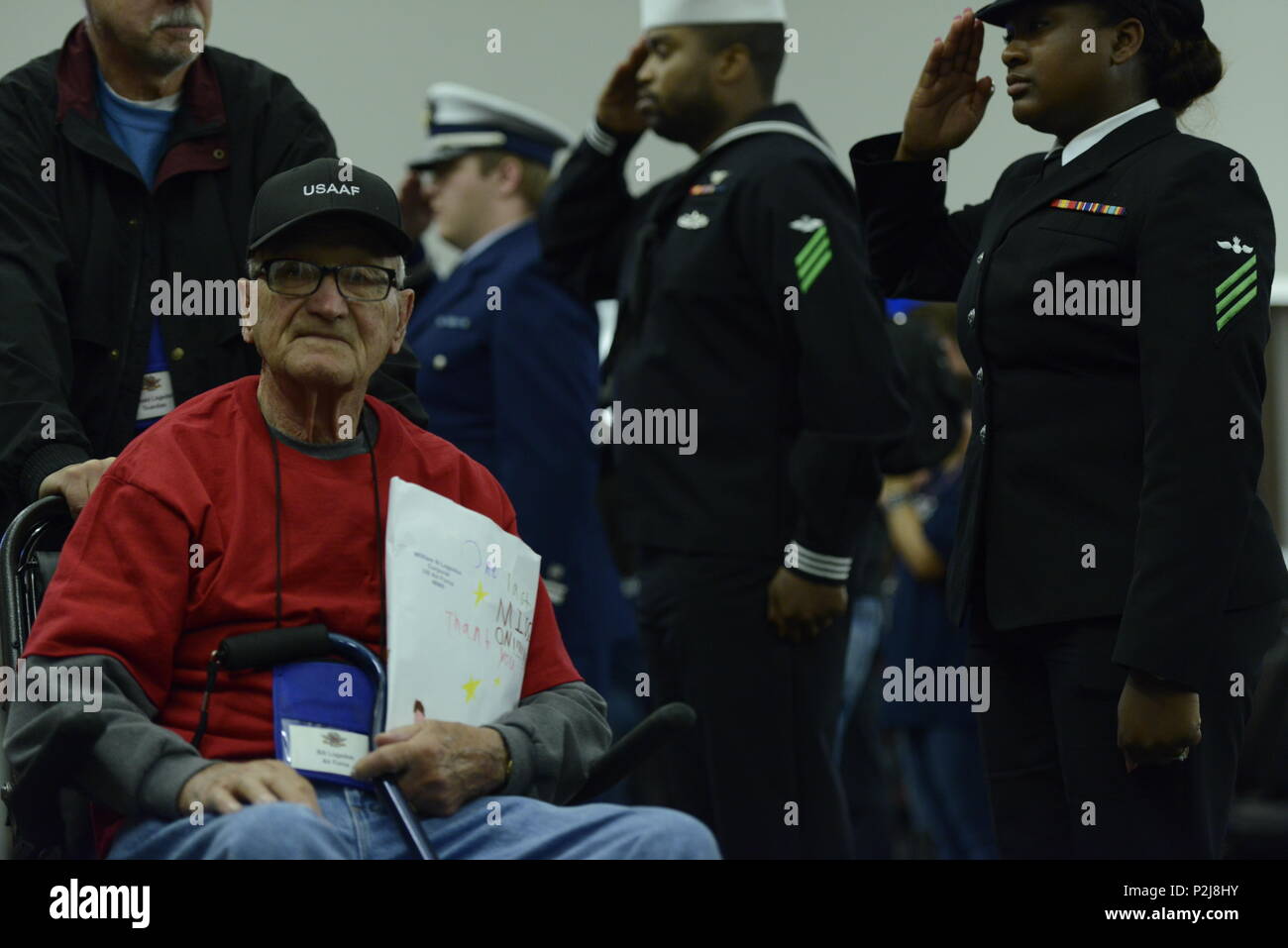 Bill Logsdon, US Air Force Veteran, wird durch die Mitglieder der US-Streitkräfte begleitet als Side Boys außerhalb eines Terminal Gate bei Seattle-Tacoma International Airport, Sept. 26, 2016. Logsdon war einer von 112 Reisende, bis der Veteranen, Freiwilligen und Puget Sound Ehre Flug Mitglieder, die an 13 Reise der Organisation der Gedenkstätten in Washington D.C. U.S. Coast Guard Foto von Petty Officer 3. Klasse Amanda Norcross, um zu sehen, machte. Stockfoto