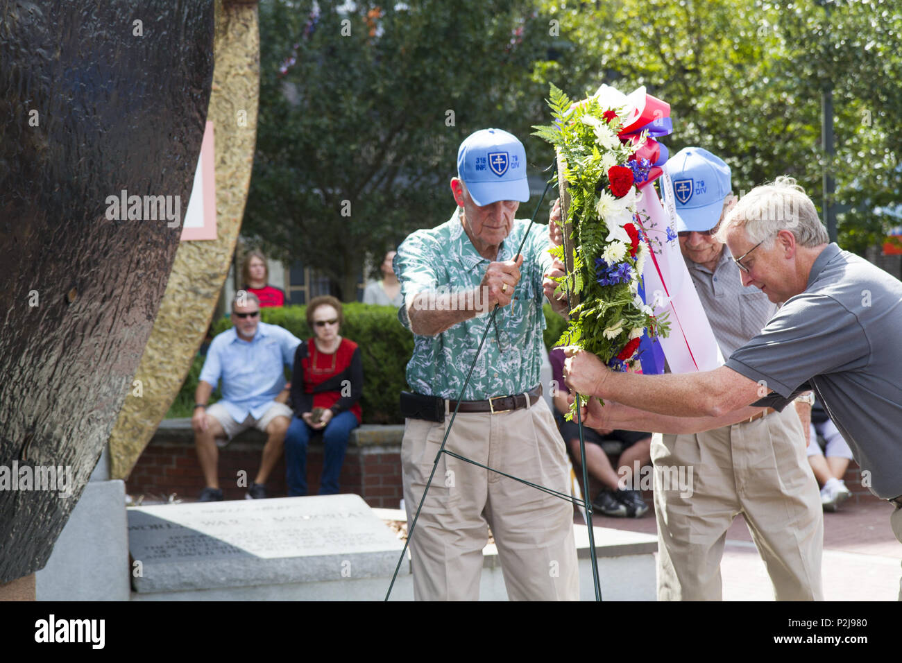 Weltkriegveterane John pigott und Jay Johnston einen Kranz am Weltkrieg-II-Denkmal in der Innenstadt von Savannah, Georgia, die während der 315 Infanterie Regiment 69 Reunion September 23. (Foto von SPC. Scott Lindblom, 3 CAB Public Affairs) Stockfoto