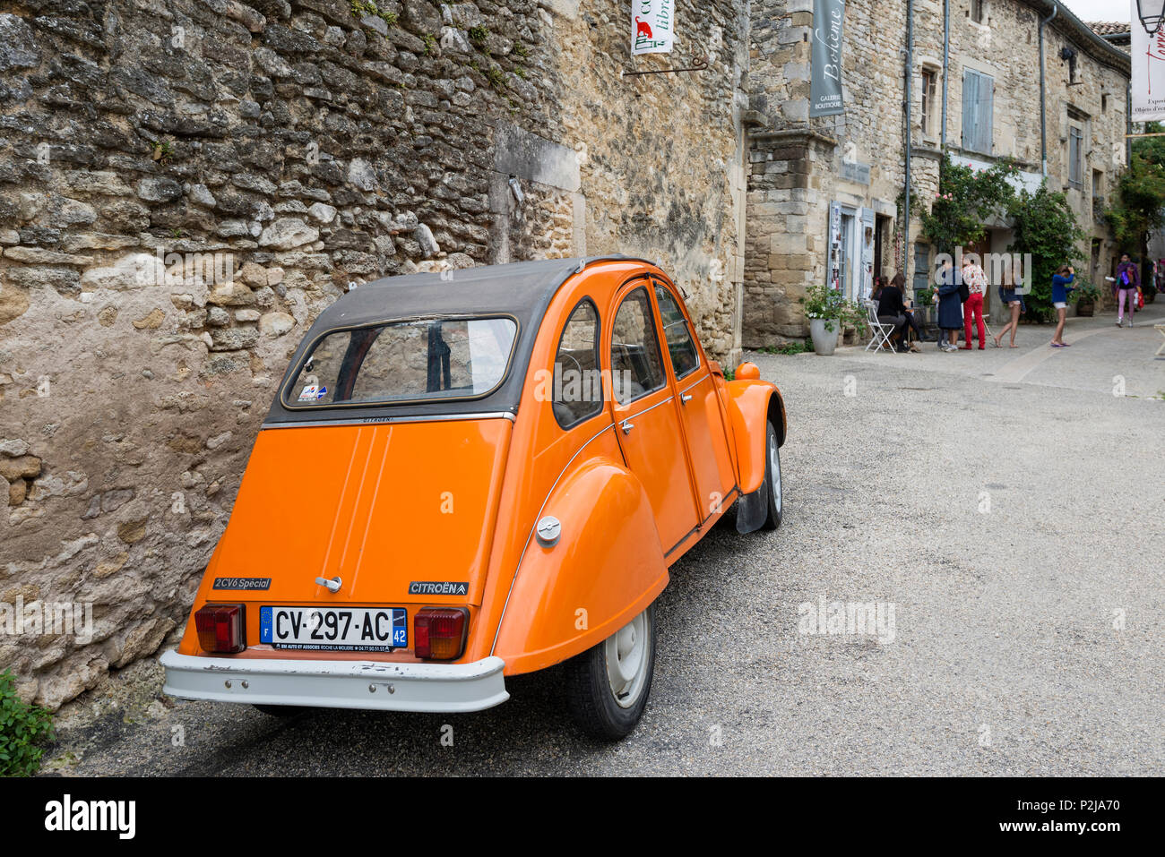 Citroen 2 CV, Grignan, Departement Drome, Region Alpendorf, Provence, Frankreich Stockfoto