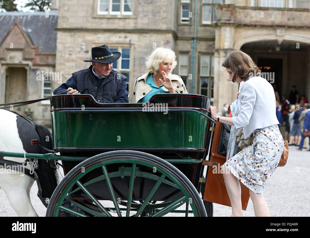 Die Herzogin von Cornwall Fahrten in einem jaunting Auto bei einem Besuch in Muckross House in Co Kerry, als Teil ihrer Tour der Republik Irland. Stockfoto