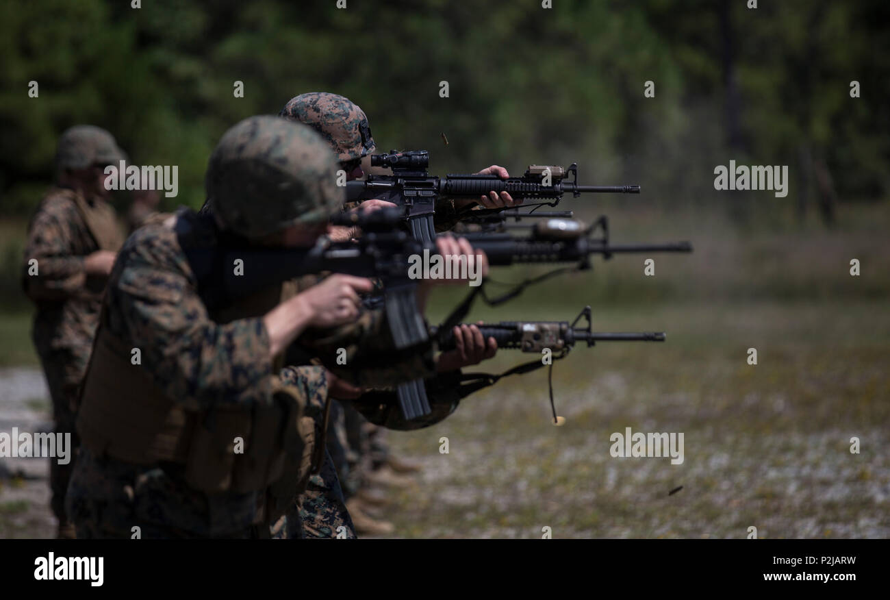 Marines Anblick - in ihre Ziele während einer Tabelle drei Bereich in Camp Lejeune, N.C., Sept. 21, 2016. Marines mit 2. Wartung Bataillon führte eine Tabelle 3-6 Reihe vertrauter mit Close Quarters Combat und in Gang zu bringen, während er auf ein Ziel, bei Tag und bei Nacht. (U.S. Marine Corps Foto von Cpl. Justin T. Updegraff) Stockfoto