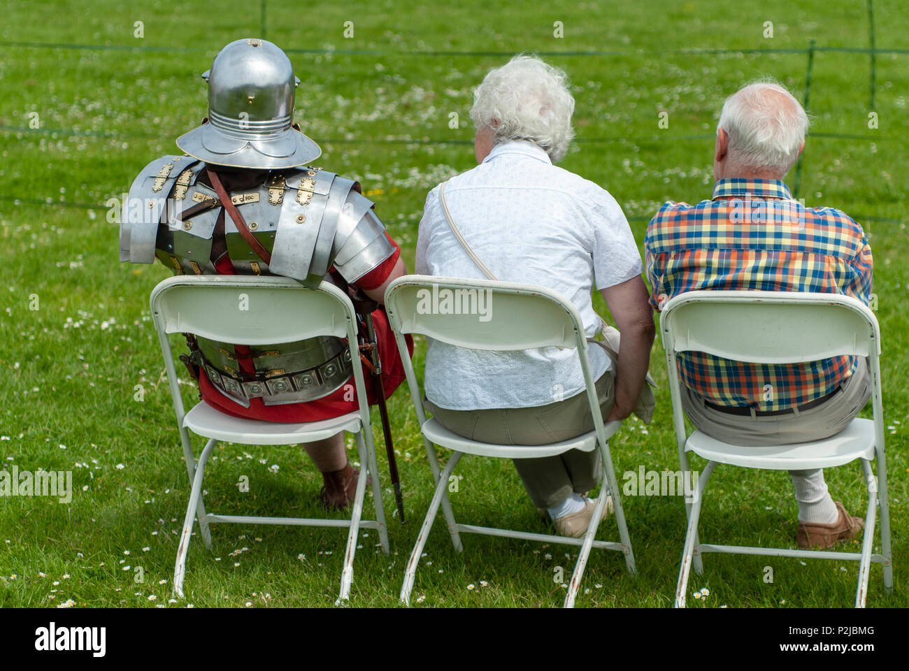 Römer in Großbritannien! XX Legion Re-enactment Soldat nimmt einen Rest mit seinen Eltern! Lebendige Geschichte Gruppe an Portchester Castle, Hampshire, Großbritannien Stockfoto