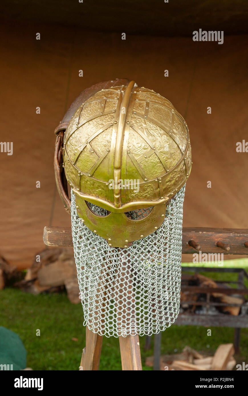 Auswahl der Römischen, Viking, Sächsische antike Waffen auf dem Display. Lebendige Geschichte Gruppe an Portchester Castle, Hampshire, Großbritannien Stockfoto