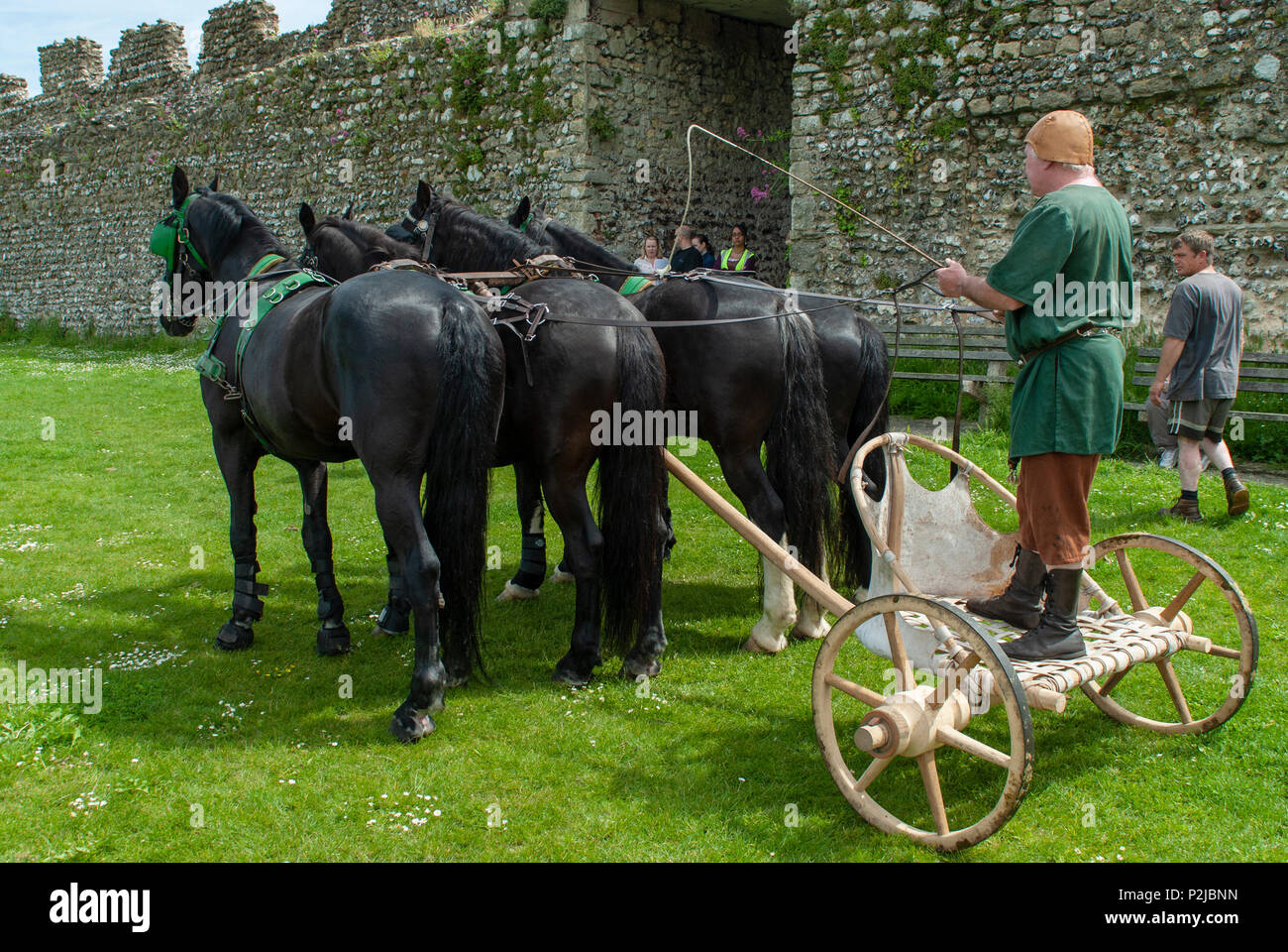 Römisch-antiken Britischen - 4 schwarze Pferd Kampf wagen Demonstration. Lebendige Geschichte Gruppe an Portchester Castle, Hampshire, Großbritannien Stockfoto