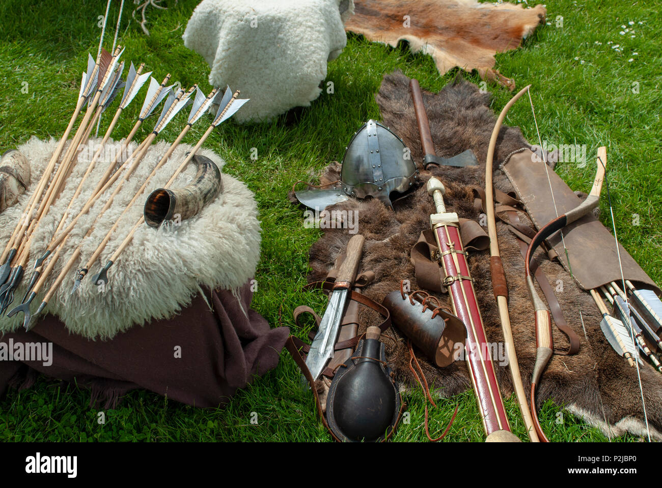 Auswahl der Römischen, Viking, Sächsische antike Waffen auf dem Display. Lebendige Geschichte Gruppe an Portchester Castle, Hampshire, Großbritannien Stockfoto