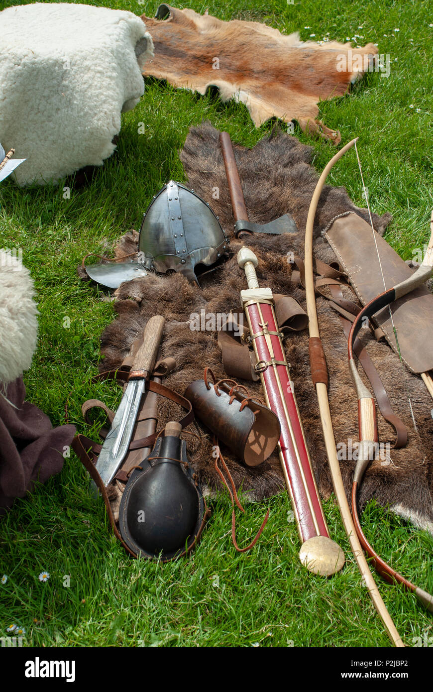 Auswahl der Römischen, Viking, Sächsische antike Waffen auf dem Display. Lebendige Geschichte Gruppe an Portchester Castle, Hampshire, Großbritannien Stockfoto