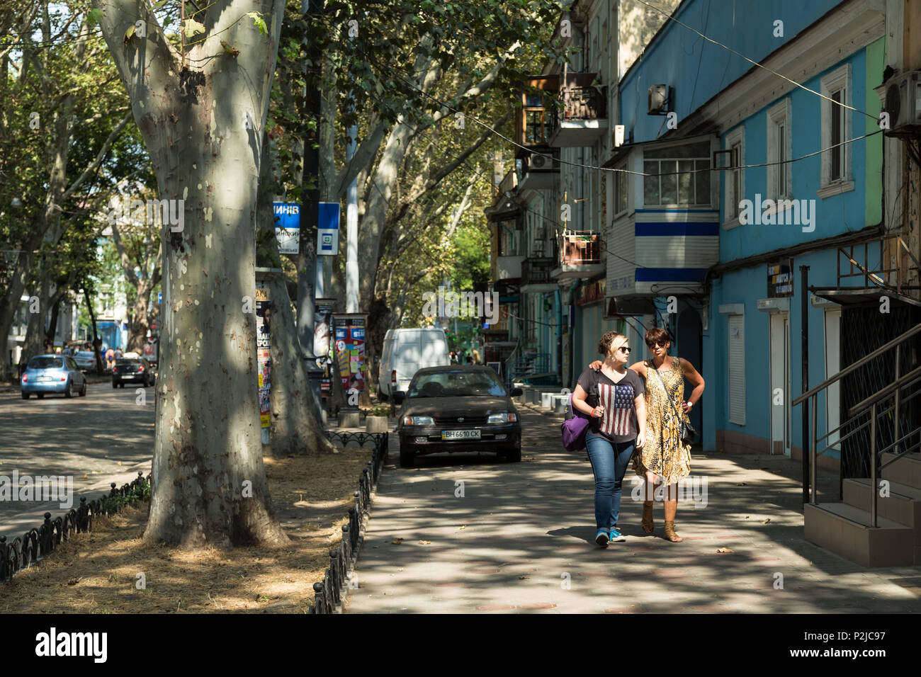 Odessa, Ukraine, Wanderer auf einem Bürgersteig Stockfoto