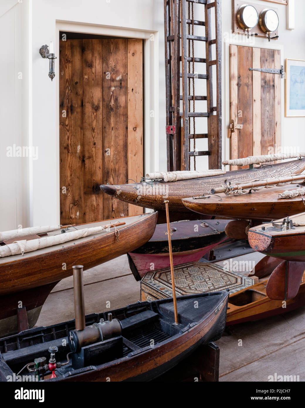 Sammlung von Architekten Modell Schiffsrümpfe und 1940 s Brand Leiter in Sussex Scheune Stockfoto
