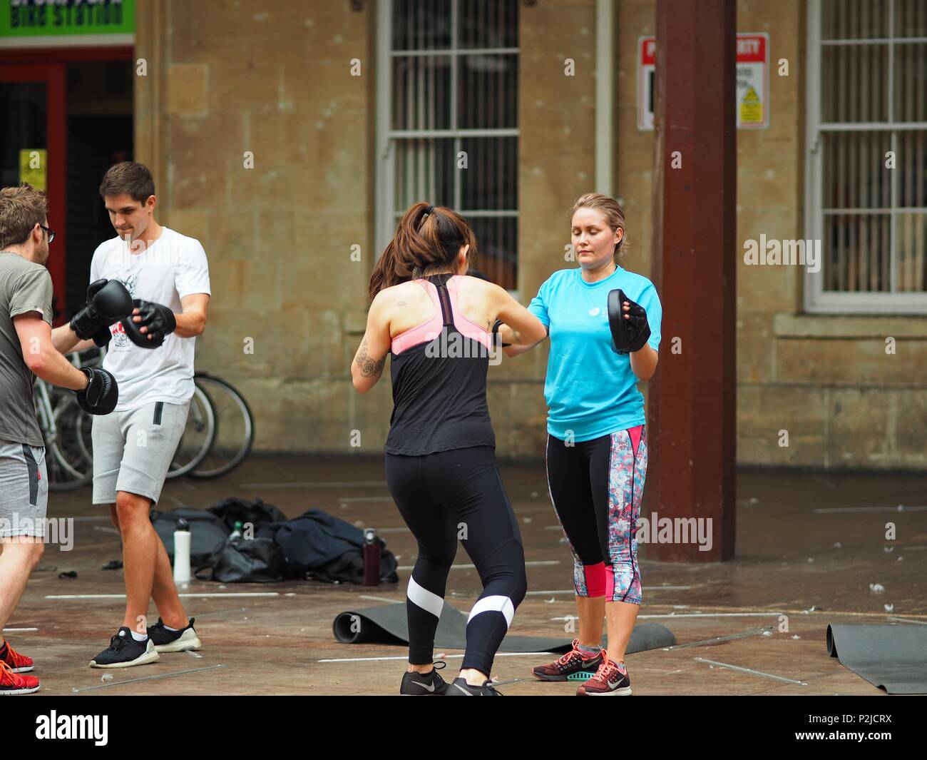 Boxercise Klasse im Green Park railway station, Badewanne, Somerset, England Stockfoto