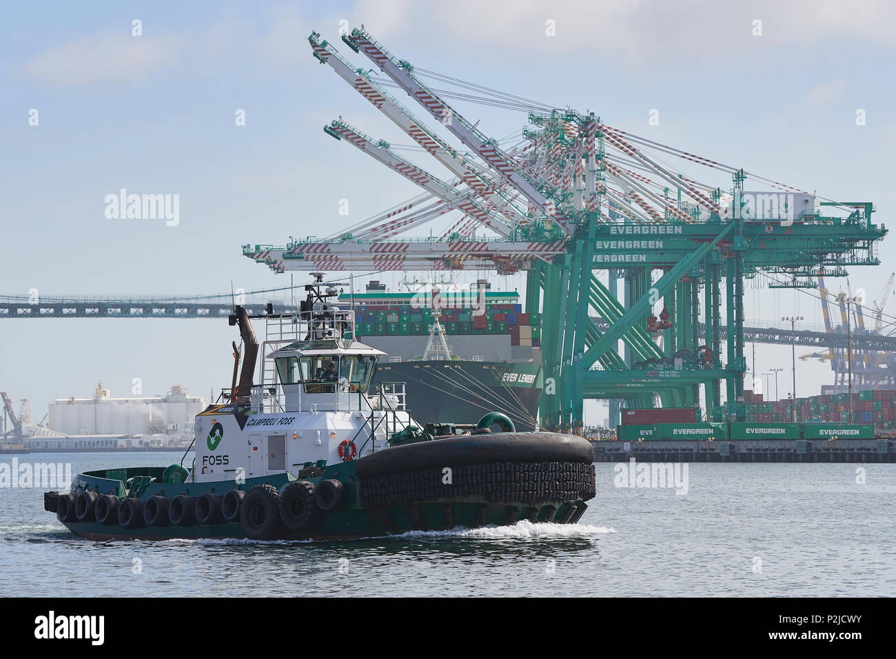 FOSS MARITIME Hybrid Tug CAMPBELL FOSS, vorbei an den Container schiff, IMMER nachsichtig, Be- und Entladen Am EVERPORT im Hafen von Los Angeles. Stockfoto
