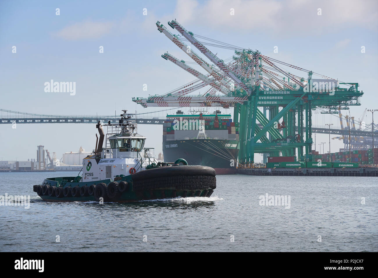 FOSS MARITIME Hybrid Schlepper, CAMPBELL FOSS, vorbei an den Container schiff, IMMER nachsichtig, Be- und Entladen Am EVERPORT im Hafen von Los Angeles. Stockfoto