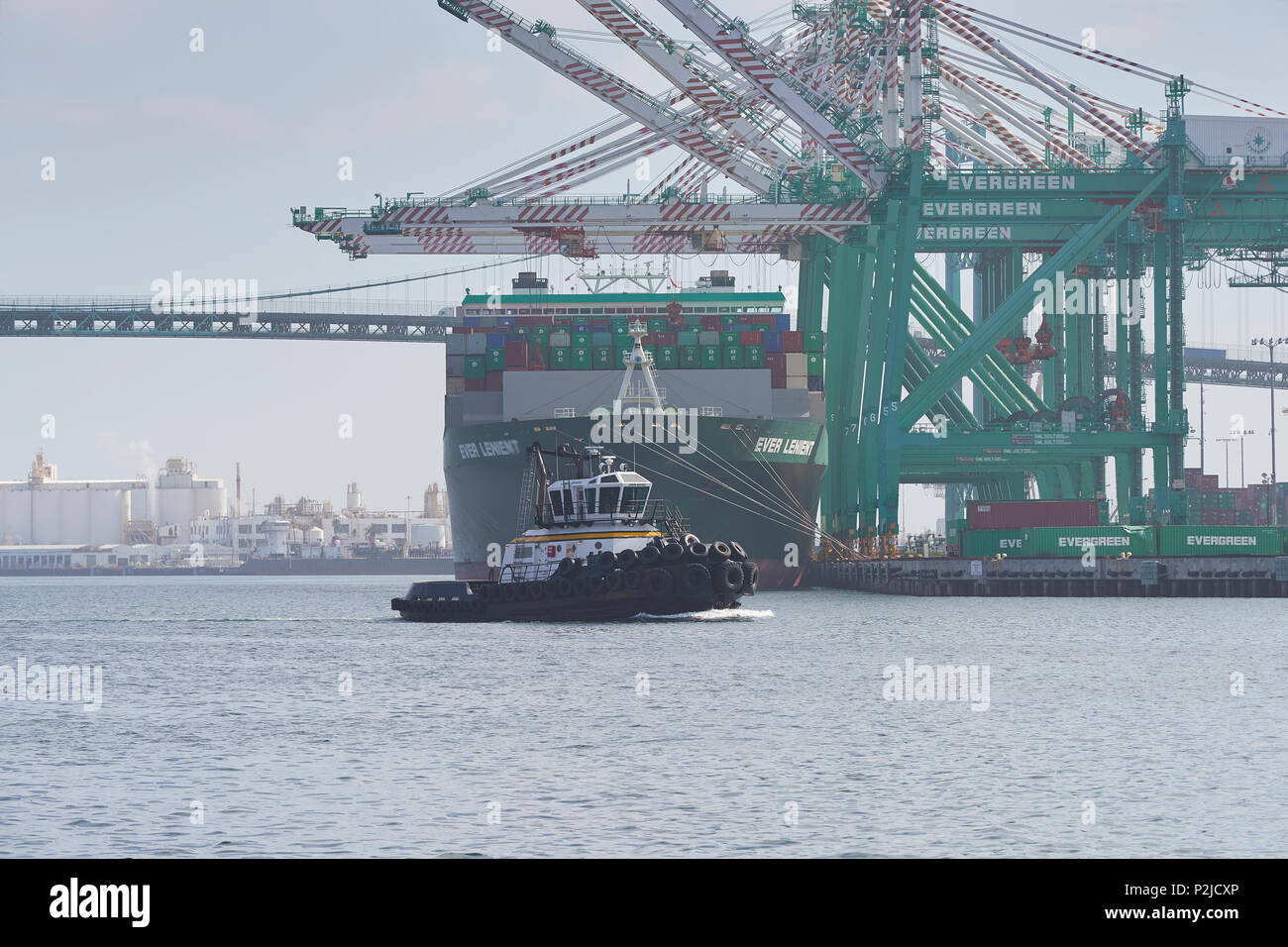 Tugboat John QUIGG vorbei das Containerschiff, IMMER nachsichtig, Be- und Entladen Am EVERPORT im Hafen von Los Angeles, Kalifornien, USA. Stockfoto