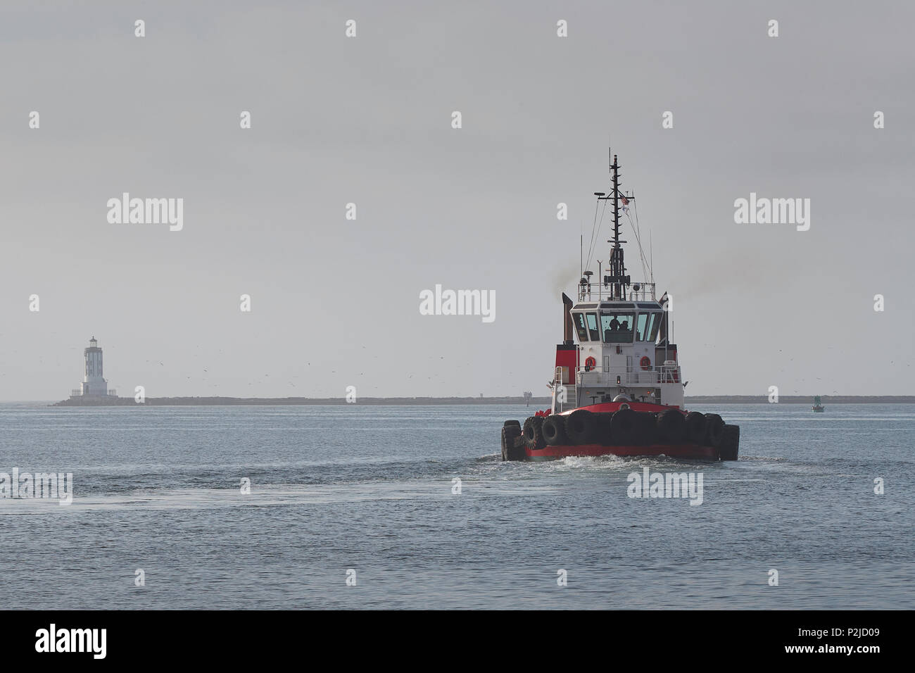 Crowley Maritime Traktorschlepper, ADMIRAL, Verlassen des Los Angeles wichtigste Kanal in den Hafen von Los Angeles, San Pedro, USA, Angels Gate Leuchtturm hinter sich. Stockfoto