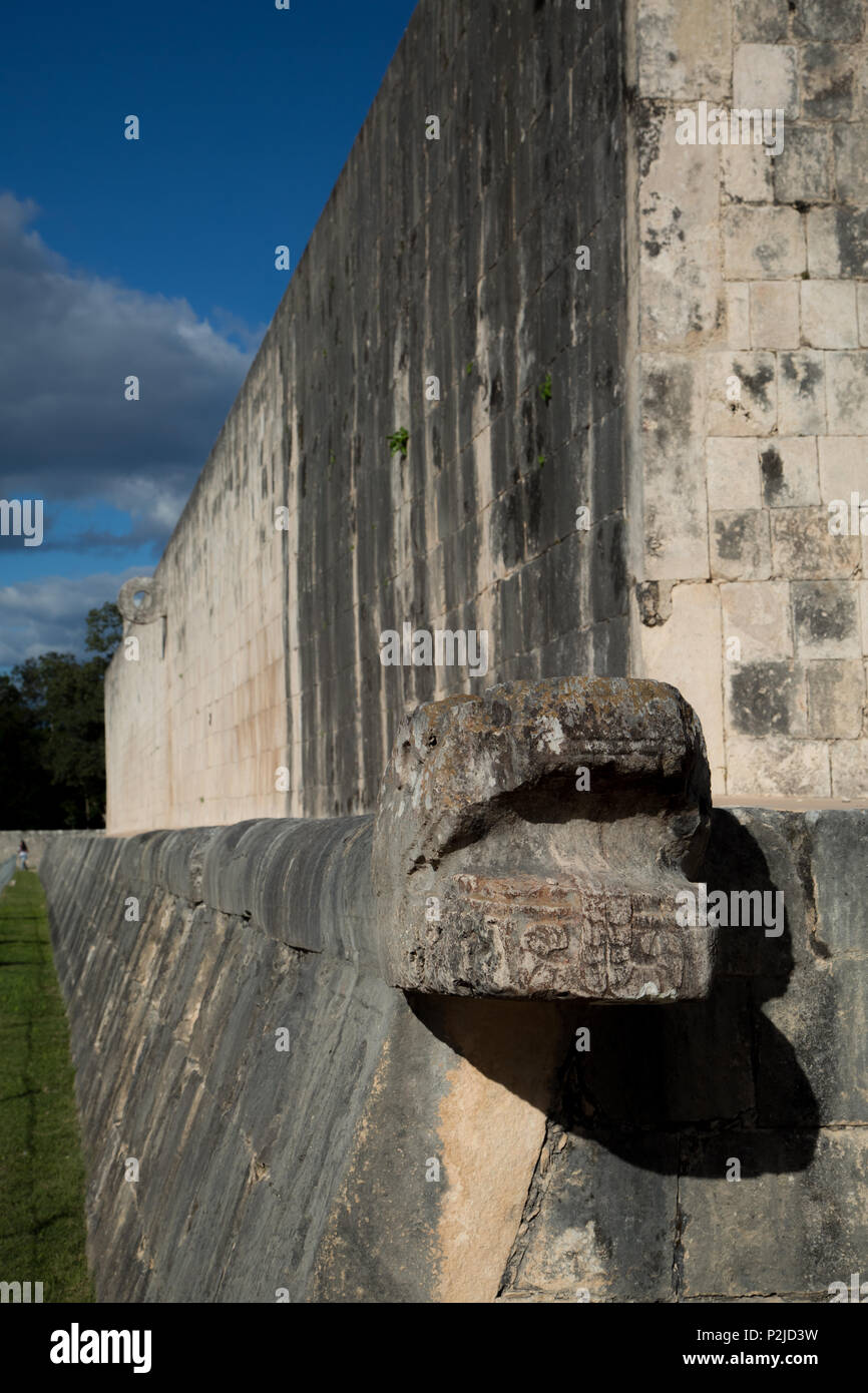 Ein steinernes Denkmal Kukulkan im Grand Ballcourt von Chichen Itza, Yucatan, Mexiko. Stockfoto