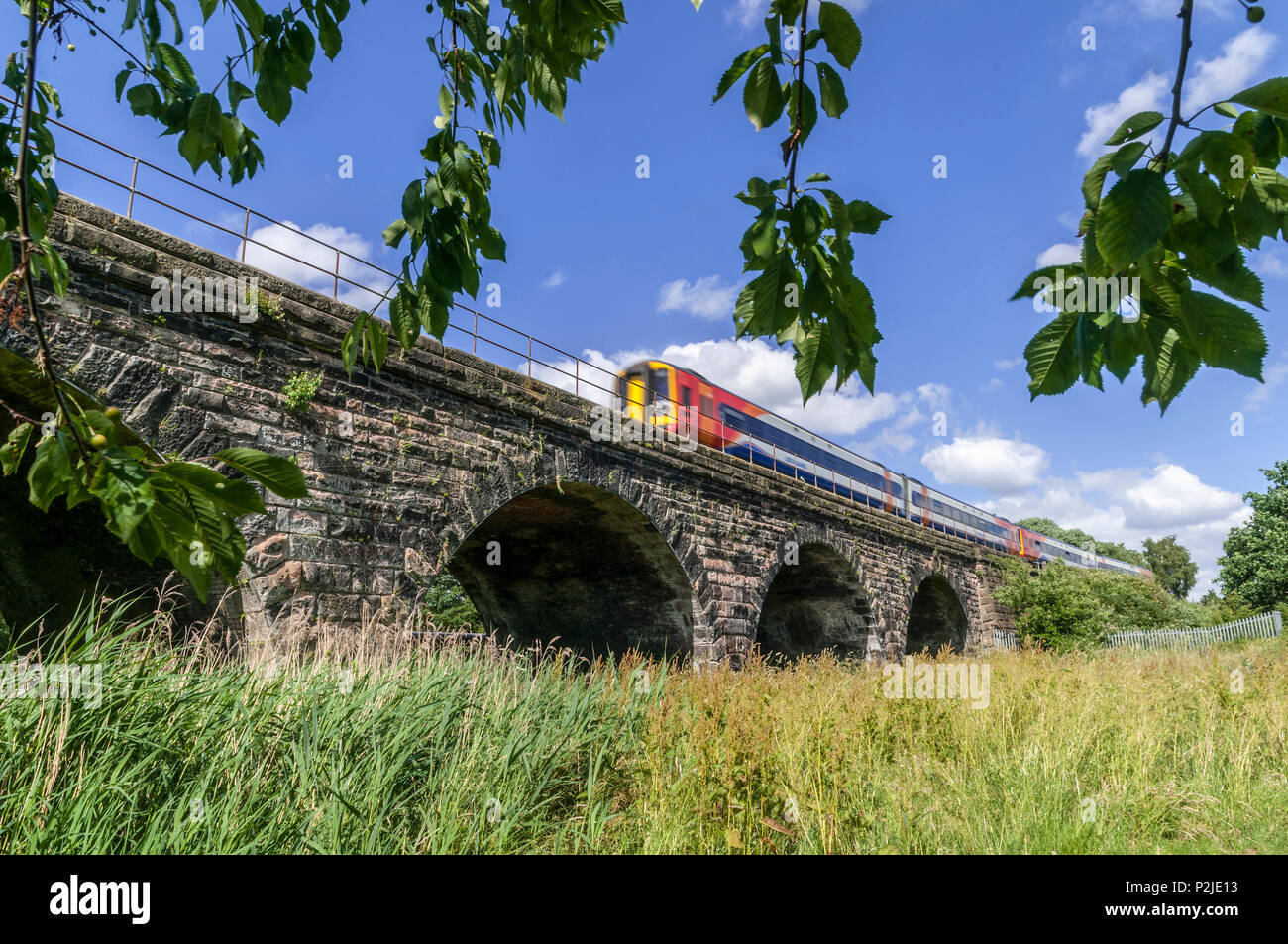 Viadukt über dem Sankey Kanal mit dem Zug überfahren. Sankey Tal lineare Park. Stockfoto