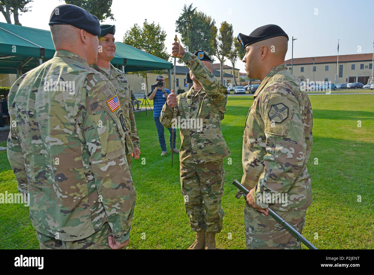 Command Sgt. Maj. Mason L. Bryant, eingehende U.S. Army Garrison Italien Command Sergeant Major, hält die noncommissioned officer Schwert bei der Änderung von Verantwortung Zeremonie an Caserma Ederle, Vicenza, Italien, Sept. 28, 2016. (U.S. Armee Foto von visuellen Informationen Spezialist Davide Dalla Massara/freigegeben) Stockfoto