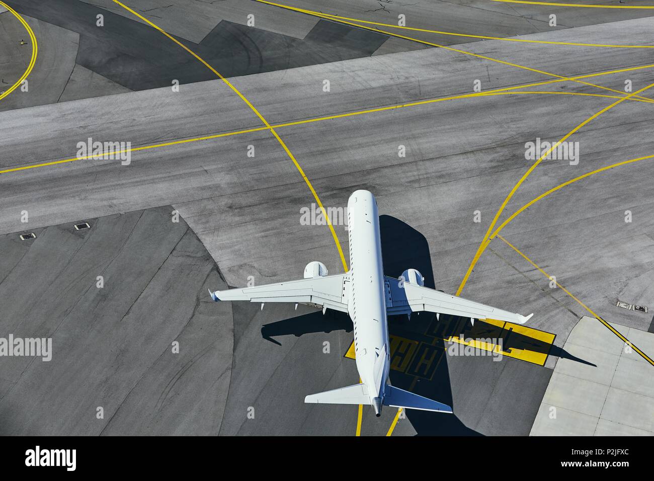 Luftaufnahme des Flughafens. Flugzeug rollt zur Startbahn. Stockfoto