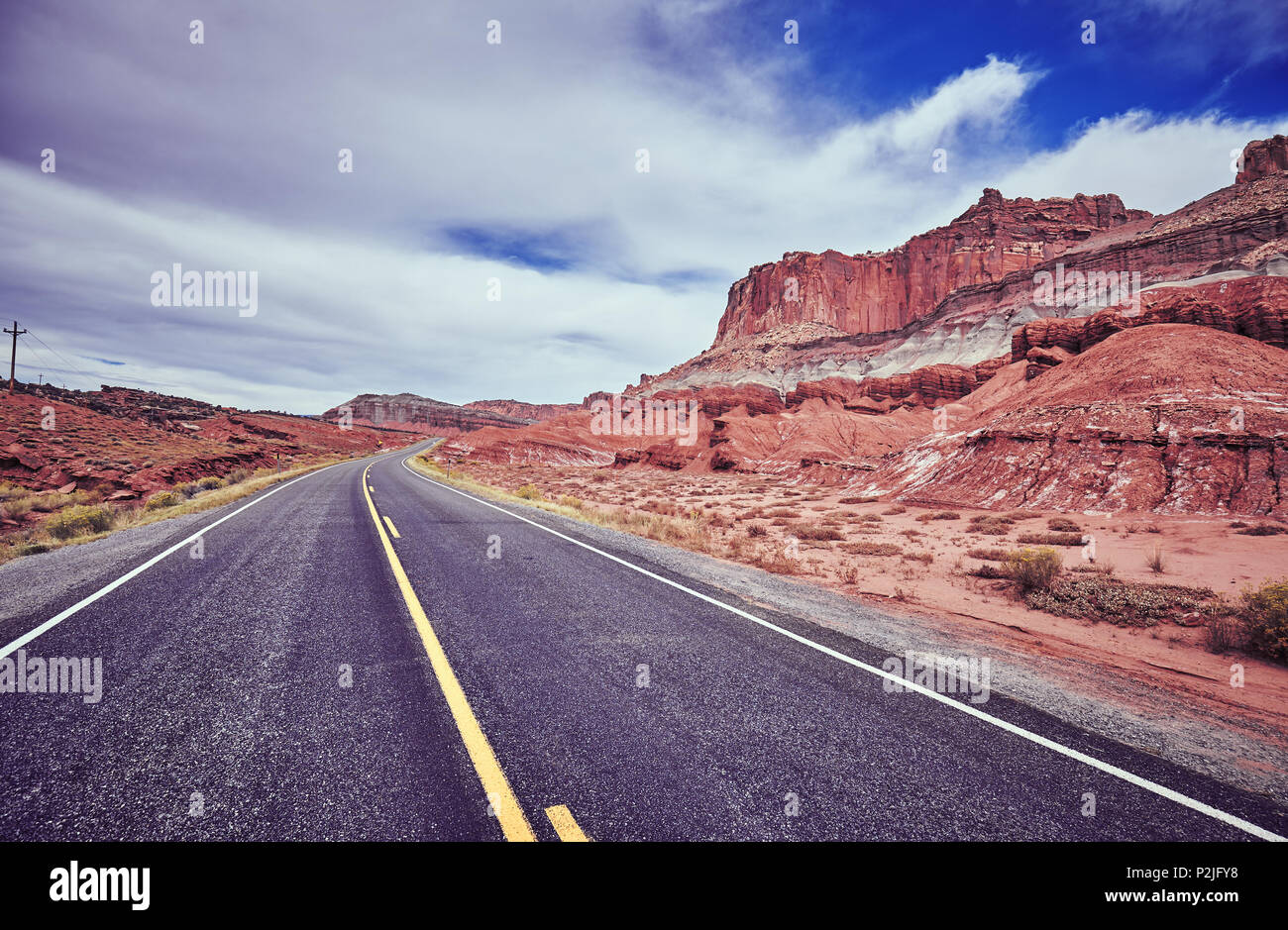 Vintage getönten Bild von einer einsamen Straße, Reisekonzept, USA. Stockfoto