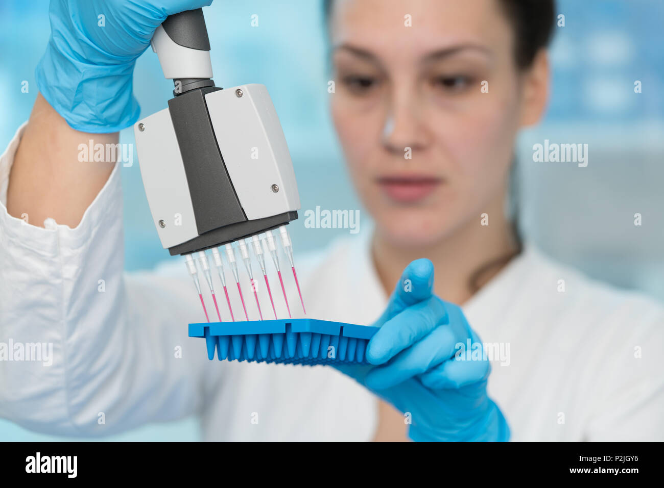 Junge Frau mit der genetischen Forschung im Labor Forschung von Krebserkrankungen Stockfoto