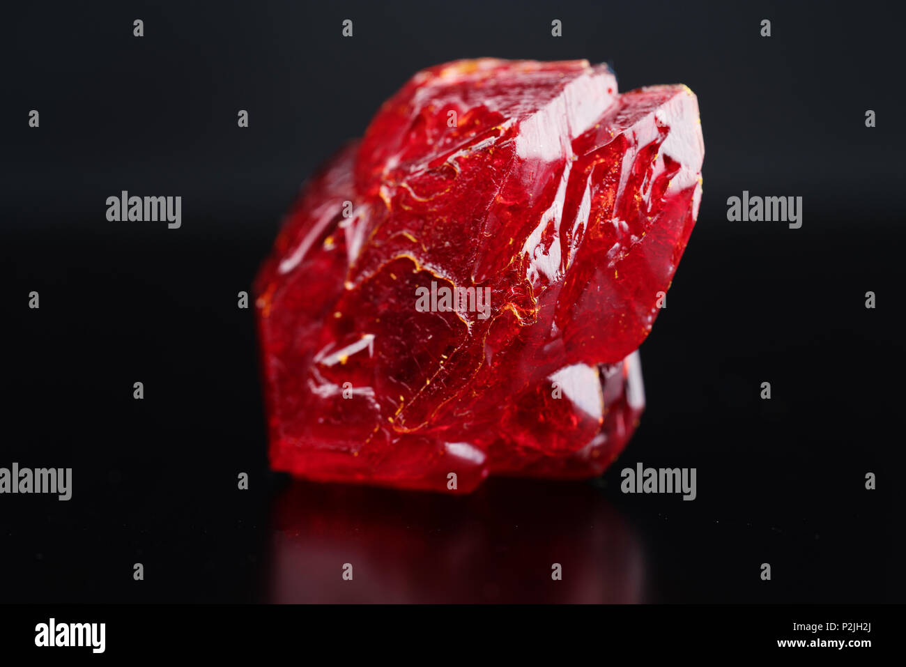 Rot Natur crystal Mineral auf schwarzem Hintergrund Stockfoto