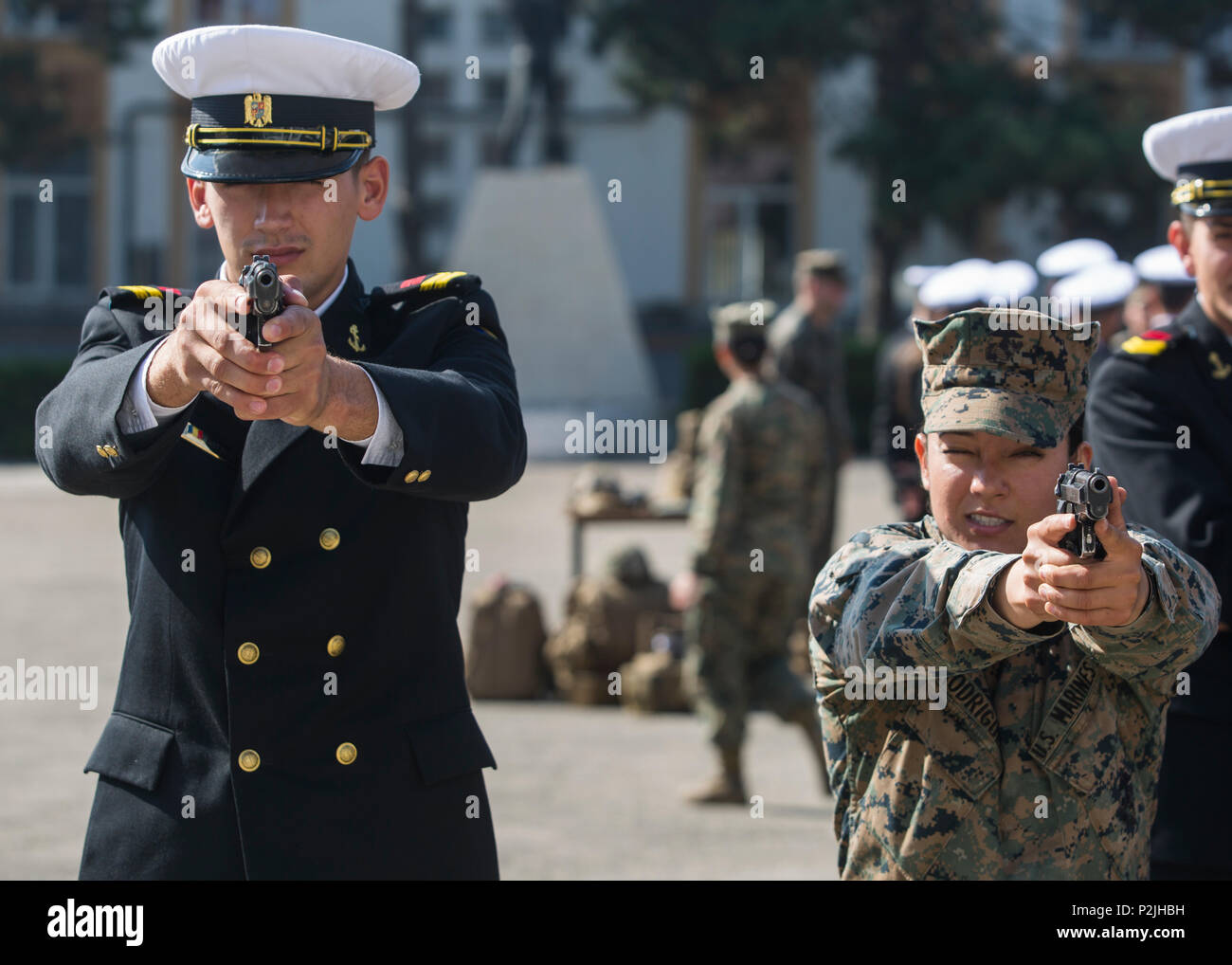 Frauen, die mit einem US-Marine weibliche Engagement Team in Europa, ihre Fähigkeiten in der Marine Corps martial arts gezeigt, nicht-tödliche Waffen, ausländischen Waffen Handling und zur Bekämpfung der lifesaving zu Mircea cel Bătrân Naval Academy Studenten in Constanta, Rumänien, 1. Okt. 2016. Die Marines verbrachten zwei Wochen tun, militärische und militärisch-zivilen Engagements der regionalen Sicherheit und Stabilität zu verbessern. (U.S. Marine Corps Foto von Sgt. Michelle Reif) Stockfoto