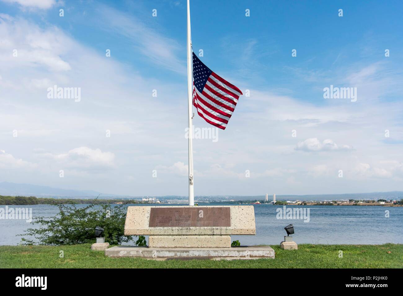 171002-N-QE 566-002 Joint-Base Pearl Harbor, Hawaii (Okt. 2,2017) USS Nevada Memorial auf Halbmast auf Joint Base Pearl Harbor-Hickam Okt. 2. Joint Base flog seine Installation Fähnriche auf Halbmast zu Ehren der jüngsten Las Vegas der Opfer. (U.S. Marine Foto von Mass Communication Specialist 1. Klasse Corwin M. Colbert) Stockfoto