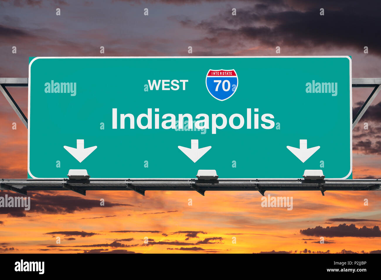 Indianapolis Indiana Route 70 West overhead Autobahnzeichen mit Sonnenuntergang Himmel. Stockfoto